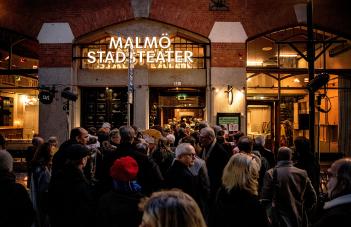 Kö utanför Malmö Stadsteater