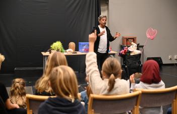 Dramapedagog Karim Rashed håller i en prova på-workshop