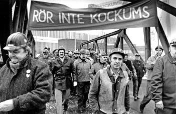 Arbetare i demonstrationståg vid Kockums verkstäder