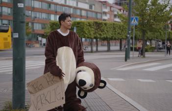 Man i nallebjörnskostym står vid Södervärns bussstation