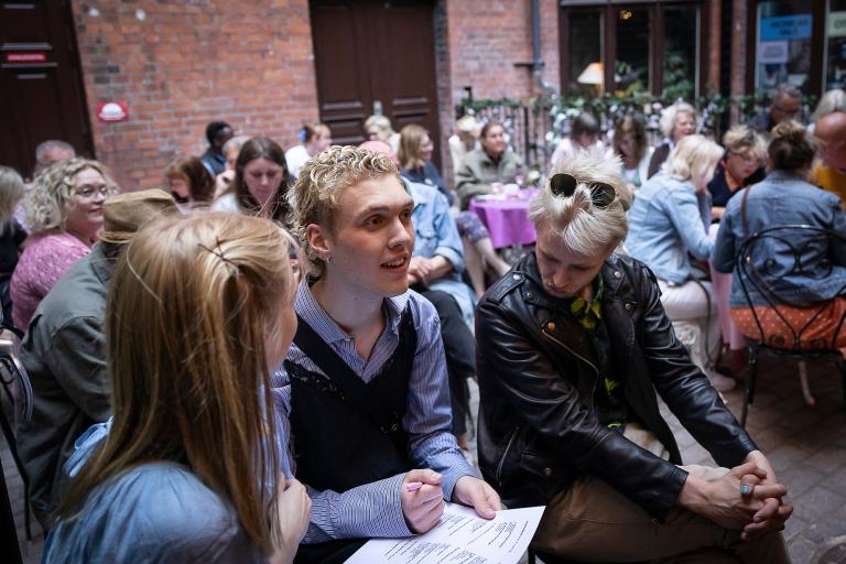 Folk som sitter på Innergården