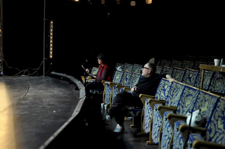 Två personer sitter med avstånd från varandra på första bänkraden på Intiman.