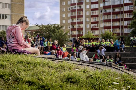 Publiken samlas kring Nydala Amfiteater