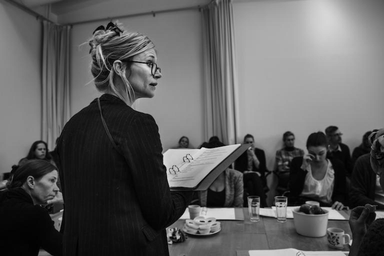 Ada Berger läser exempel ur manuset, i bakgrunden syns scenografen Erika Magnusson