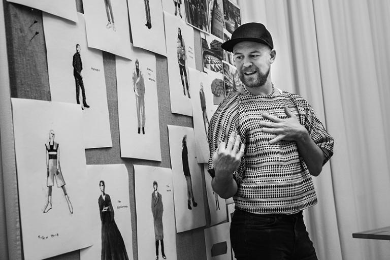 Kostymdesignern och scenografen Daniel Åkerström-Steen visar upp sina kostymskisser. Foto: Emmalisa Pauly