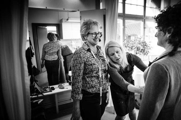 Mona och Mariane provar kläder på skådespelaren Anette Lindbäck