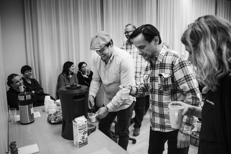 Skådespelarna Johannes Wanselow och Göran Dyrssén hämtar kaffe vid serveringsbordet inne i replokalen.