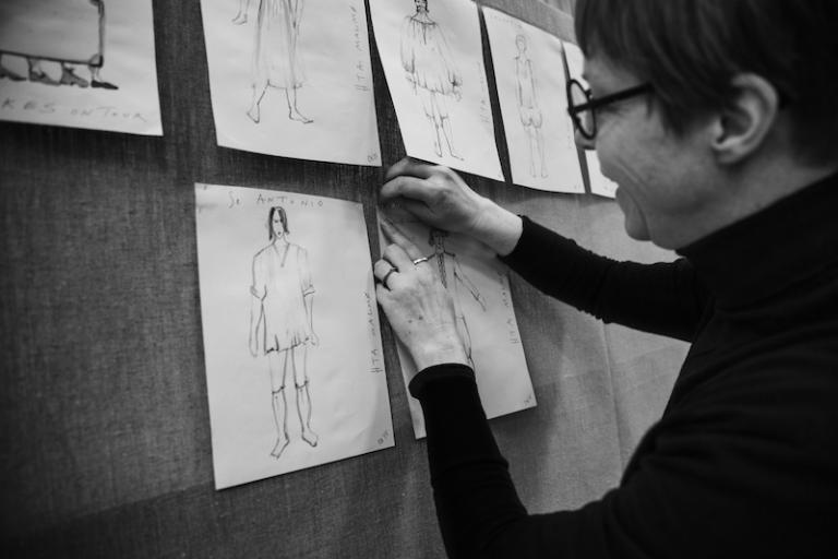Producent Inger Fransson sätter upp kostymskisser inför genomgången. Foto: Emmalisa Pauly