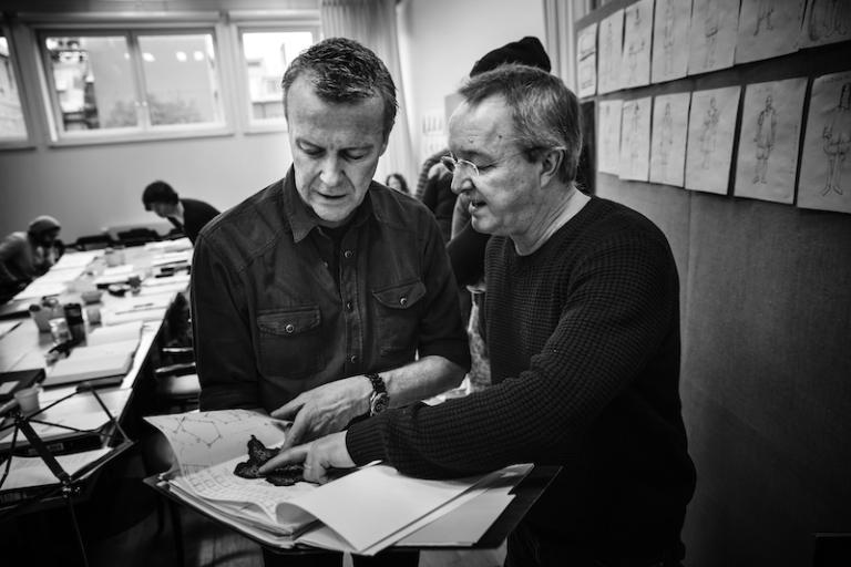 Scenograf Tore Sæther och ljusdesigner Thorsten Dahn går igenom skisser på scengolvets mönster. Foto: Emmalisa Pauly