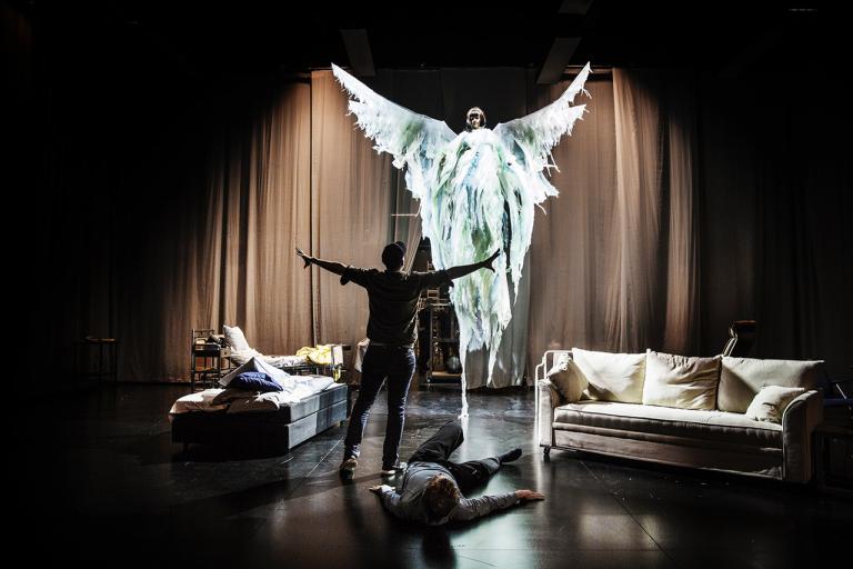 Anders Lundorph regisserar Susanne Karlsson som bl a spelar ängeln i Angels in America