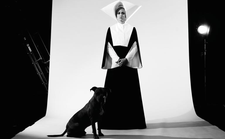Nunna och hund i fotostudio