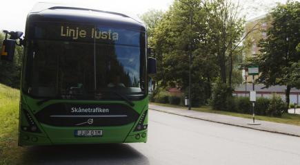 Buss med texten "Linje lusta" står stilla vid hållplats